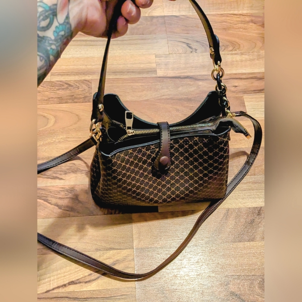 ⭐4 / $15 Brown faux leather purse